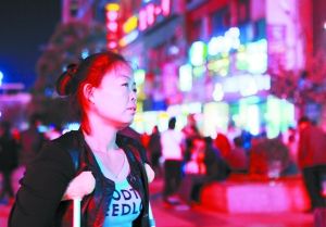 走在燈火闌珊的蘭州街頭，史女士迷茫無助。
