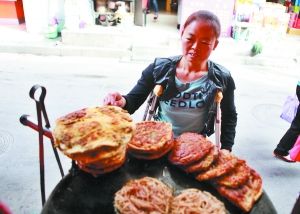 手頭拮據(jù)，每天只能吃一頓飯。