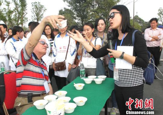 圖為外國(guó)友人品嘗揚(yáng)州炒飯?！〈藜衙鳌z