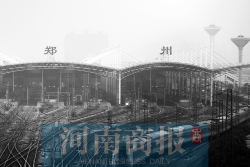 從解放路立交向南望去，火車站南側(cè)一座高樓在霧霾中若隱若現(xiàn)