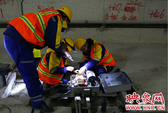 鄭州地鐵設(shè)備部各工種的同事們每晚在夜深人靜時(shí)的隧道里堅(jiān)守著自己的崗位。