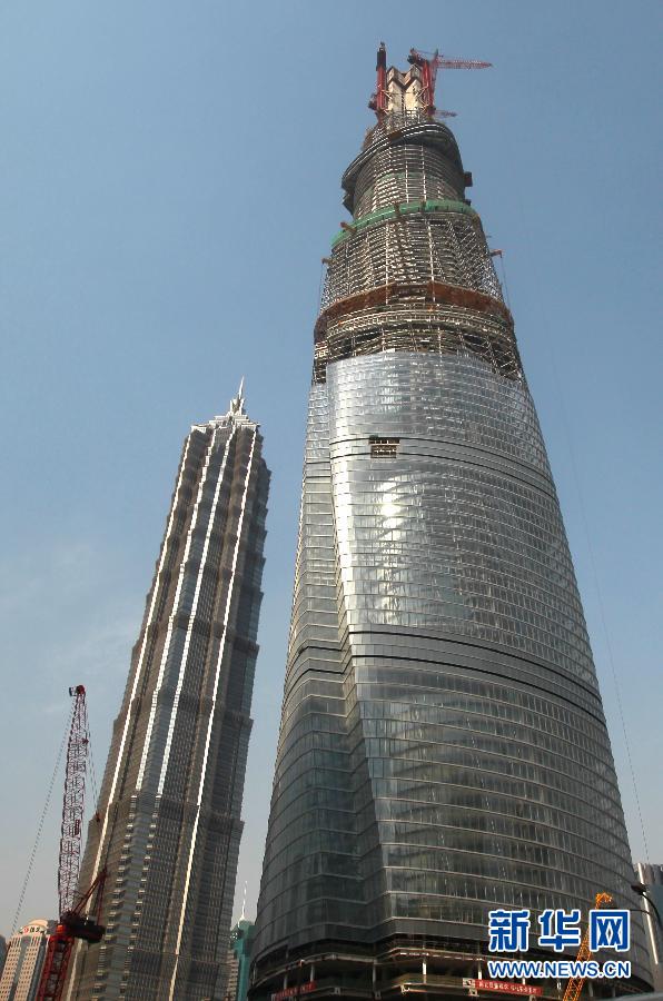 在建的國內第一高樓“上海中心”（右）（4月11日攝）。