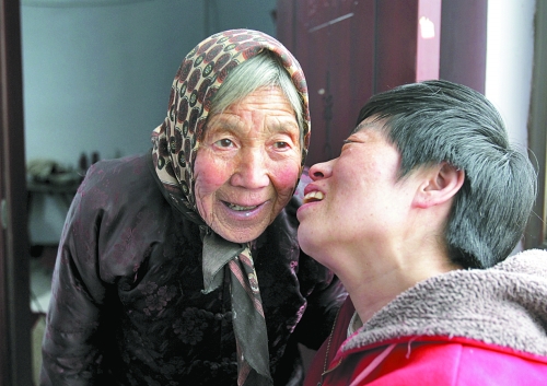 78歲婆婆照顧重病兒媳 稱(chēng)其就是自己的親閨女