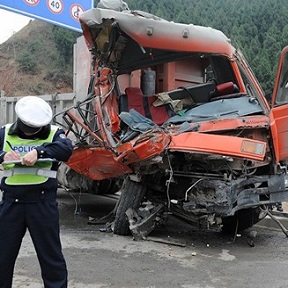 客貨車(chē)相撞7死19傷