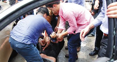 昨日，警方和市民們一起砸窗將肇事者控制。當日，福州閩侯縣，一名男子駕駛小車在青口鎮(zhèn)奔馳大道附近撞人后逃逸，事故致7人死亡，12人受傷。圖/CFP