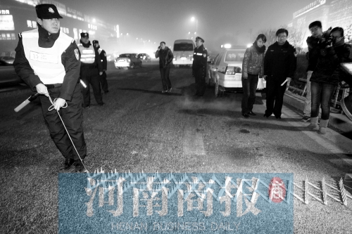 特警隊員在清查中使用阻車釘，應對惡意闖崗或攔截駕車逃竄行為 河南商報記者 王春勝/攝