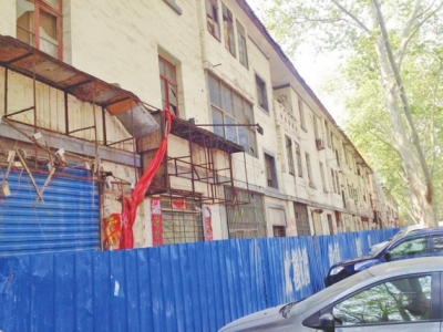 互助路與百花路西南角的危房，附近圍起圍擋。
