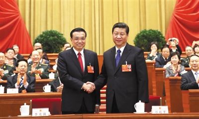 昨日，人大會(huì)議投票表決，決定李克強(qiáng)為國務(wù)院總理后，習(xí)近平和李克強(qiáng)親切握手。 新華社記者 蘭紅光 攝