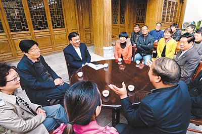 3月23日，劉云山在陜西省咸陽市禮泉縣煙霞鎮(zhèn)袁家村與基層干部群眾座談，聽取對教育實踐活動的意見建議。