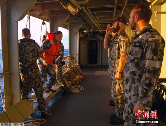 　據(jù)澳大利亞海軍4月11日發(fā)布的圖片顯示，中澳海軍海上聯(lián)合搜尋失聯(lián)客機。據(jù)悉，澳大利亞總理當(dāng)天表示，澳方執(zhí)行搜尋失聯(lián)客機任務(wù)的搜救人員已獲知黑匣子的大致位置。