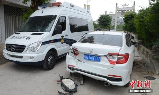  4月28日，福建省福州市閩侯縣發(fā)生一起惡性駕車撞人事件，圖為被撞車輛損毀嚴(yán)重。經(jīng)初查，該肇事男子叫林某新（漢族，37歲，福州長樂人），因婚姻問題，情緒失控，駕車從閩侯縣青口鎮(zhèn)往尚干鎮(zhèn)方向，沿奔馳大道行駛，連續(xù)撞人。中新社發(fā) 劉可耕 攝