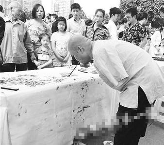 黃國富在作畫。資料照片