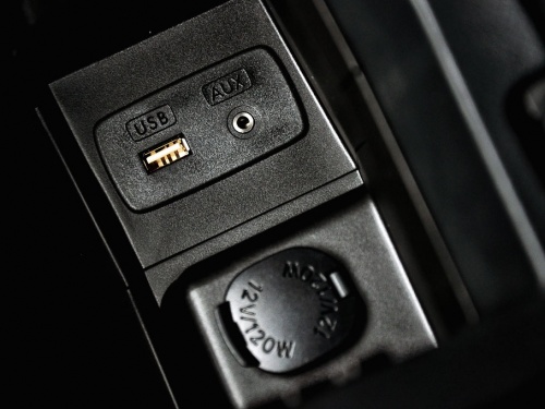 2012款斯巴魯XV配備了USB/AUX接口