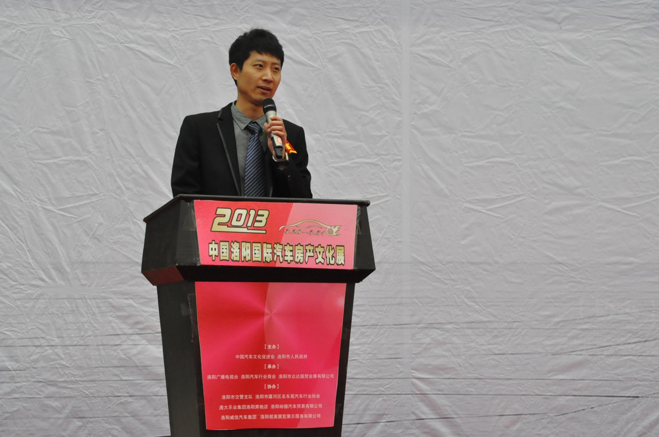 江淮汽車洛陽(yáng)億瑞4S店金牌銷售顧問李宇先生做新車講解