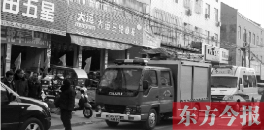 火災(zāi)發(fā)生后，袁厲害家門前的大路上停滿了消防車和警車