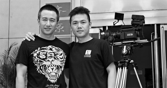 張藝飛（右）在接受河南電視臺采訪時，與主持人合影資料圖片