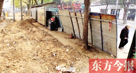 鄭州市紅專路與政七街交叉口，一工地“圍而不動”，步行者只好擇路而行