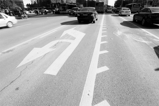 昨日，鄭州市金水路未來路口的“魚刺”車道，好多司機不知道咋走