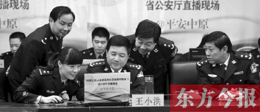省公安廳廳長王小洪（中）和微博網(wǎng)友在進行交談，發(fā)現(xiàn)問題現(xiàn)場馬上解決