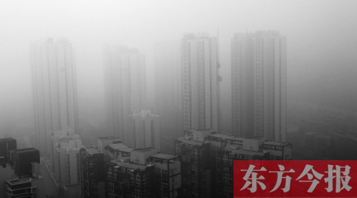 昨天早上，鄭州氣象臺(tái)發(fā)布大霧紅色預(yù)警，在霧霾籠罩下，鄭州市區(qū)的高樓大廈隱約可見(jiàn)