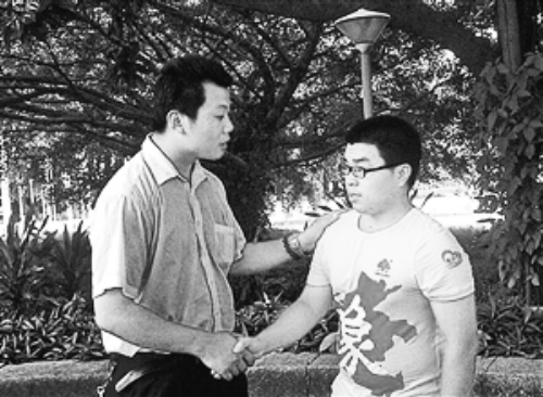 　王強(qiáng)（左）幫助的林富軍，今年考上了深圳大學(xué)。