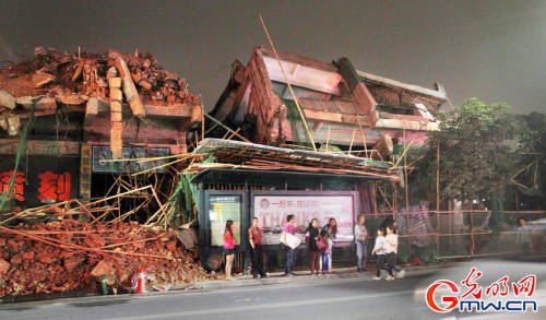 倒房砸到公車站 乘客等車頭頂 倒房砸到公車站 乘客等車頭頂