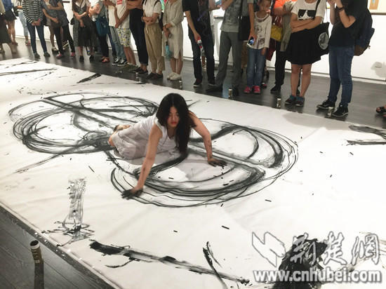 女大學(xué)生以人體作畫 展現(xiàn)女性之美 女大學(xué)生以人體作畫 展現(xiàn)女性之美