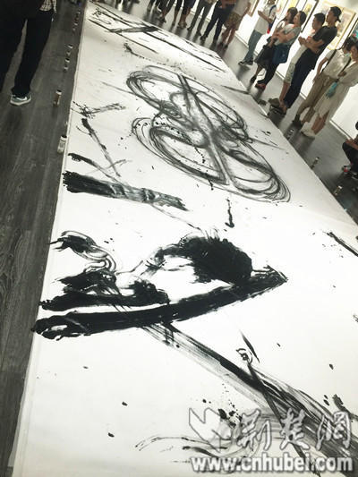 女大學(xué)生以人體作畫 展現(xiàn)女性之美 女大學(xué)生以人體作畫 展現(xiàn)女性之美