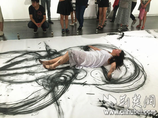 女大學(xué)生以人體作畫 展現(xiàn)女性之美 女大學(xué)生以人體作畫 展現(xiàn)女性之美