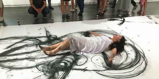 女大學(xué)生以人體作畫 展現(xiàn)女性之美 女大學(xué)生以人體作畫 展現(xiàn)女性之美