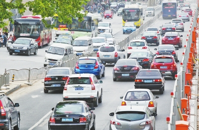 鄭州擁堵的車流中也會有一些黃標車