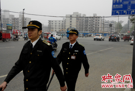 每天，老王的工作就是在火車站附近巡邏