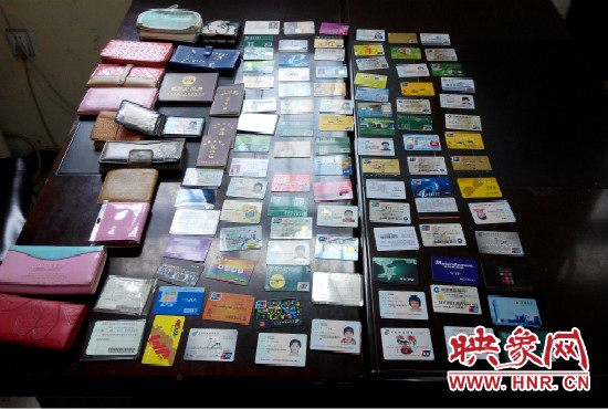 在日常執(zhí)勤當(dāng)中，巡防隊員經(jīng)常能撿到很多的身份證和銀行卡。