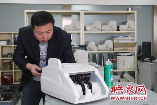 陸涌每天的工作就是和機器“談心”、發(fā)現(xiàn)故障、修好它們。