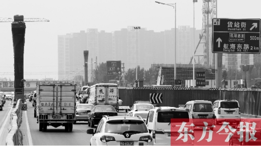 盡管是周六,可因車道縮減原因,機(jī)動車依然排起了長隊(duì),通行緩慢。