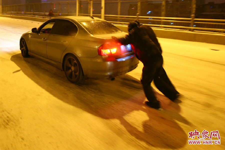 兩位“推車人”奮力的推著小車上橋。