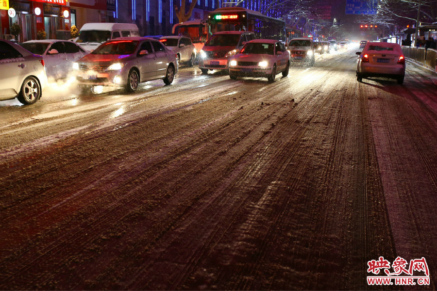 夜晚的雪路給出行的人們?cè)黾恿死щy。