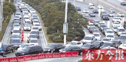 昨日，鄭州市福元路，車輛在僅剩的一條5米寬車道上堵得“不亦樂乎”
