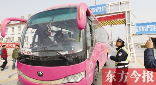 鄭州交警在鄭州黃河大橋安裝“機(jī)動(dòng)車緝查布控系統(tǒng)”嚴(yán)查違法運(yùn)輸行為，確保旅客安全。