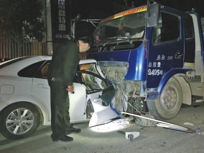 鄭州一司機酒駕逆行釀車禍 車體三分之一鉆入卡車下