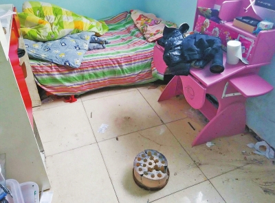 在理發(fā)店死者居住的臥室內(nèi)，地上放有一個(gè)大煤球。