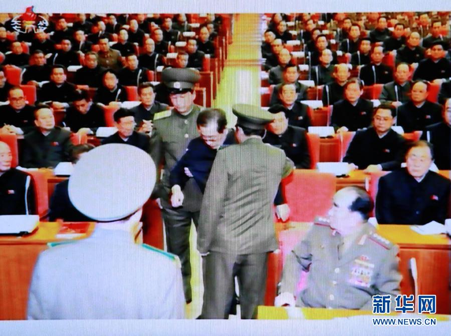 張成澤在12月8日勞動(dòng)黨中央政治局?jǐn)U大會(huì)議現(xiàn)場被帶走。