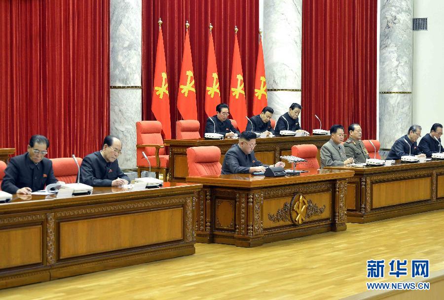 12月8日，在朝鮮平壤，朝鮮勞動(dòng)黨第一書記金正恩（前排中）出席并指導(dǎo)朝鮮勞動(dòng)黨中央政治局?jǐn)U大會(huì)議。