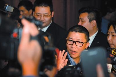 3月10日23時許，與馬航失聯(lián)航班部分乘客家屬乘坐同一航班的乘客在北京首都機場辦理值機手續(xù)。新華社