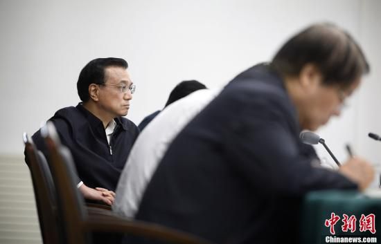 李克強(qiáng)在赤峰主持召開部分企業(yè)與金融機(jī)構(gòu)負(fù)責(zé)人座談會(huì)。