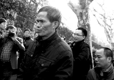 被告人林森浩的父親林尊耀準備進入法院。