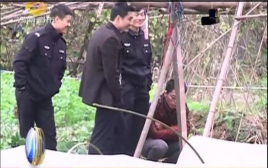 一個見習警官，一個二級警司，和一個便衣人員站在菜地里笑。