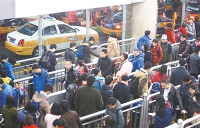 昨日，北京西站北廣場地下出租車樞紐，乘客至少要排半個小時才能打到出租車。