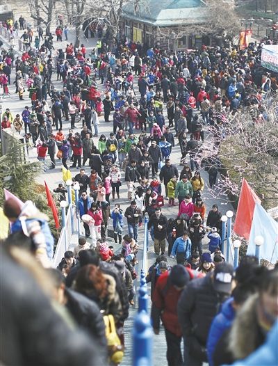 昨日，石景山游樂園“迎春洋廟會”。