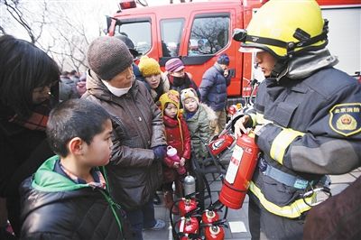 　19日，陶然亭公園，消防員在向游客講解滅火器的使用。